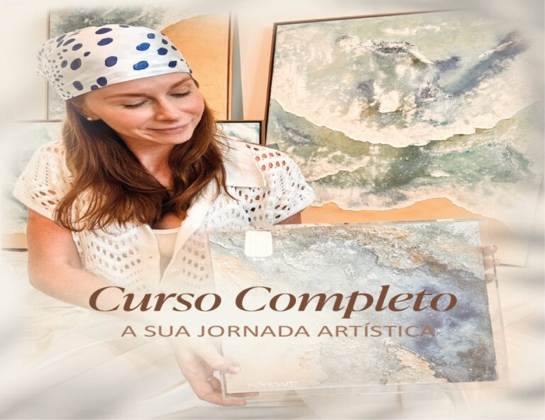 Aluno aplicando aquarela acrílica em relevo sobre tela texturizada após o curso Arte Texturizada