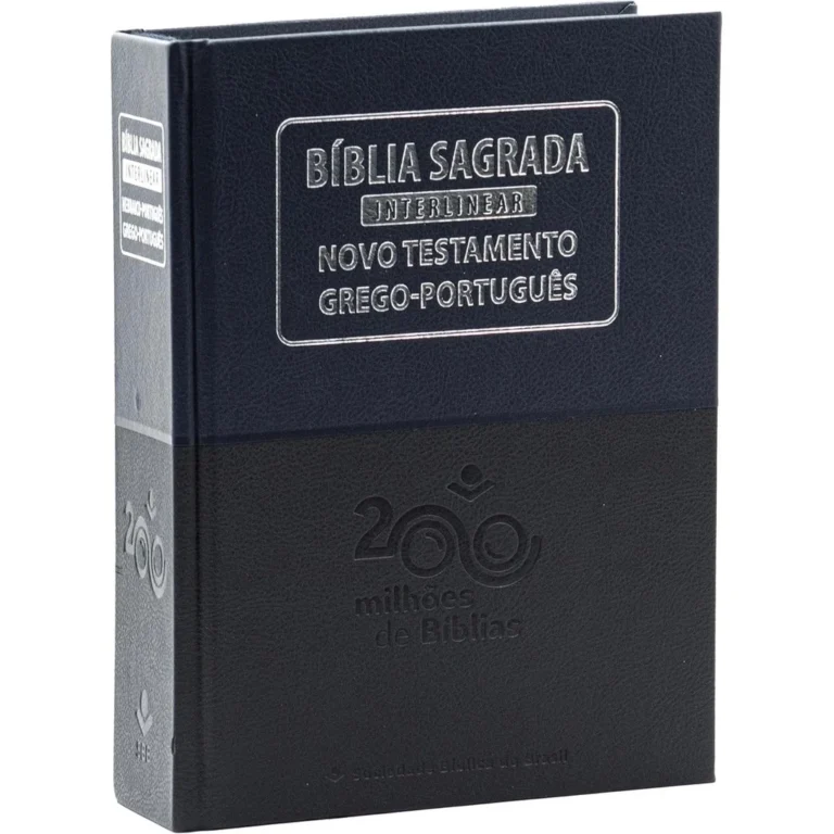 Capa dura da Bíblia Interlinear Hebraico‑Português aberta, mostrando texto hebraico e grego com traduções literais em português, ao lado de anotações de estudo.