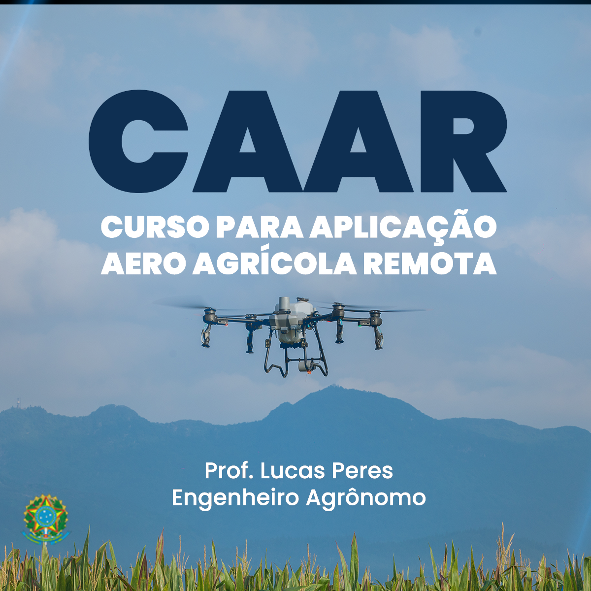Drone agrícola pulverizando cultura em campo brasileiro, com piloto segurando tablet mostrando certificação MAPA – curso CAAR de Lucas Fernando Peres.