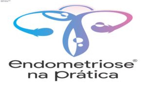 Médica assistindo aula online do curso Endometriose na Prática em seu consultório, focando no diagnóstico.