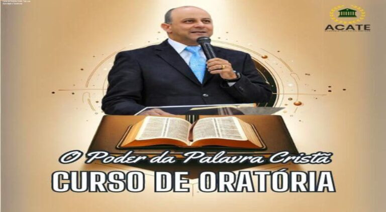 Cena do Curso de Oratória O Poder da Palavra Cristã, com um pastor falando ao púlpito confiante e engajado.