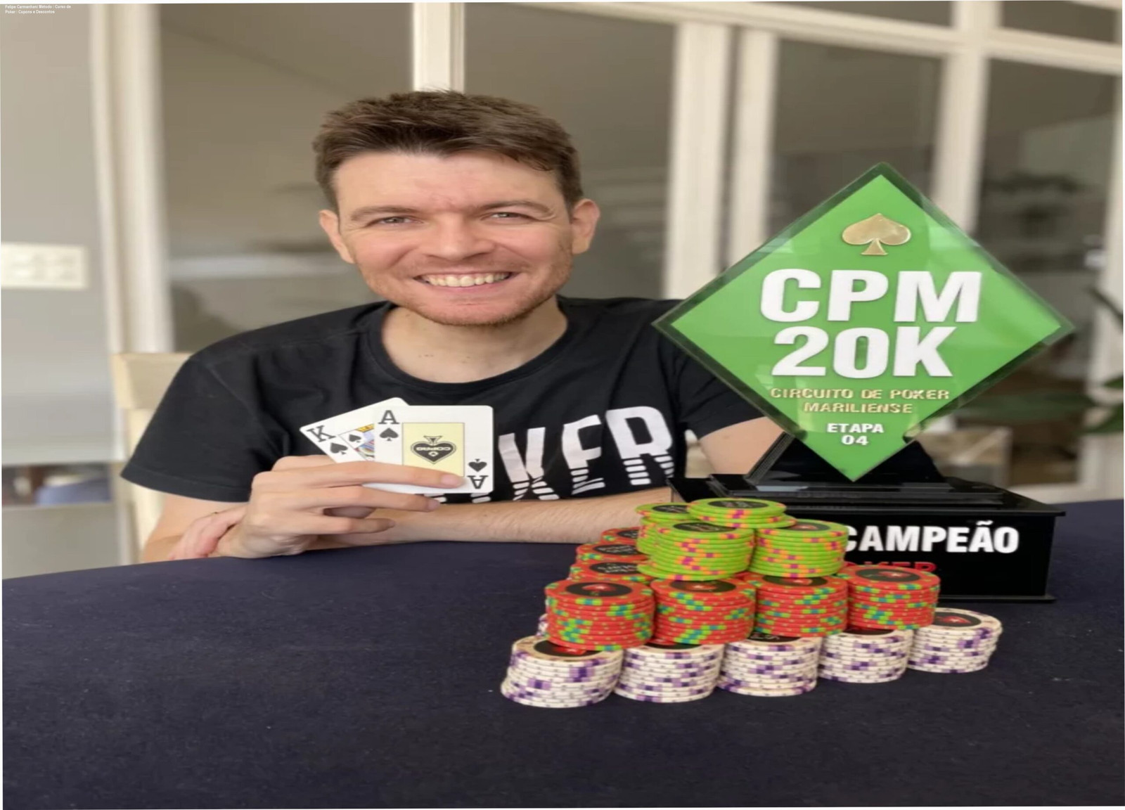 Imagem promocional do curso de poker de Felipe Carmanhani com destaque para cupons e ofertas especiais