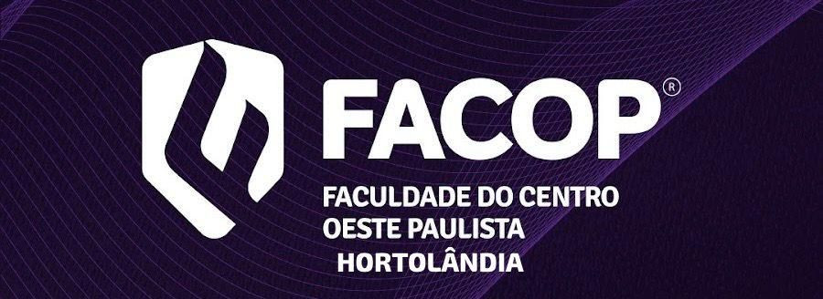 Pastor acessando curso de teologia online com cupom de desconto em tela de computador
