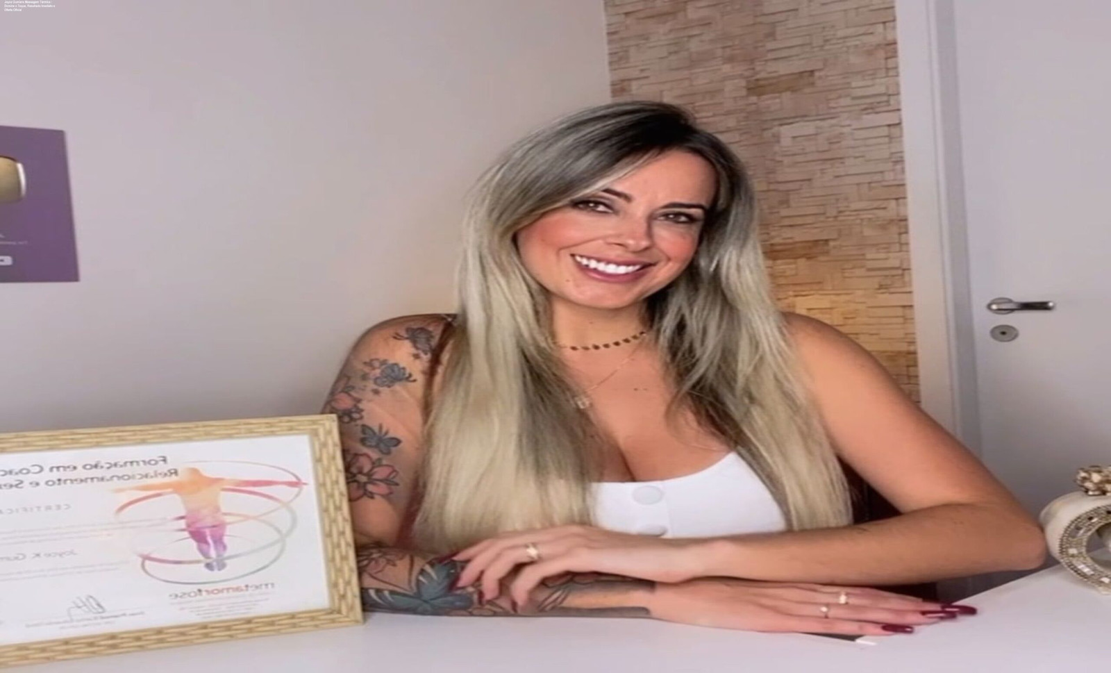Curso online de Massagem Tântrica de Joyce Gumiero mostrando prática real de toque em mulher