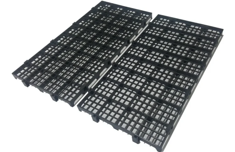 Conjunto de 10 pallets plásticos pretos Marwell 25x50cm montados como piso modular em garagem, mostrando uso doméstico e para canil de pets