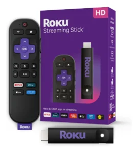 Roku Streaming Stick 2025 preto conectado a TV HD/FHD, com controle remoto por voz em destaque